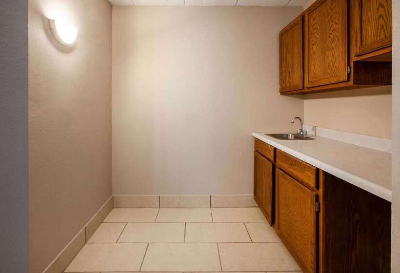 Отель Baymont By Wyndham Northwood