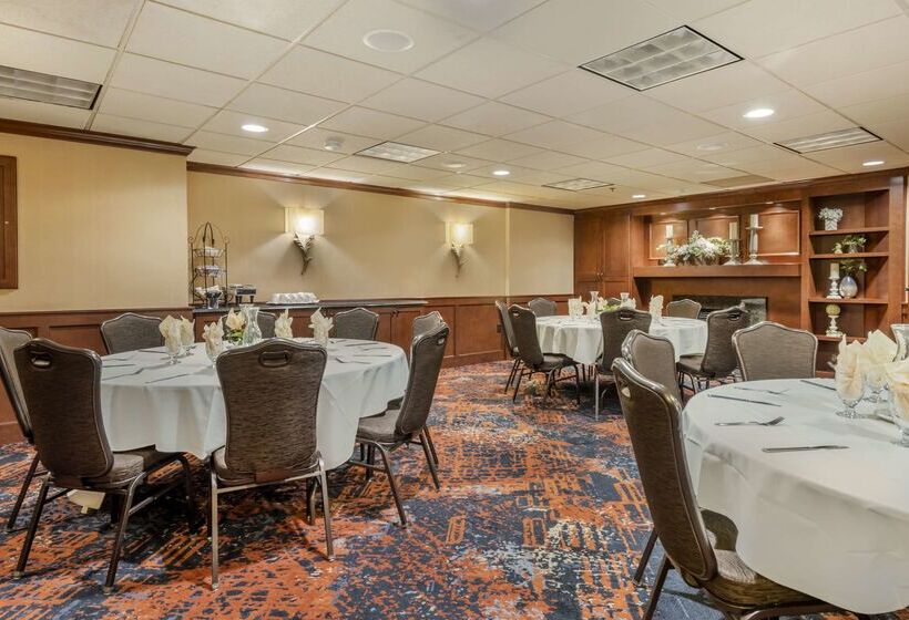 فندق Best Western Plus White Bear Country Inn