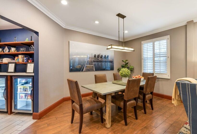 فندق Best Western Plus White Bear Country Inn