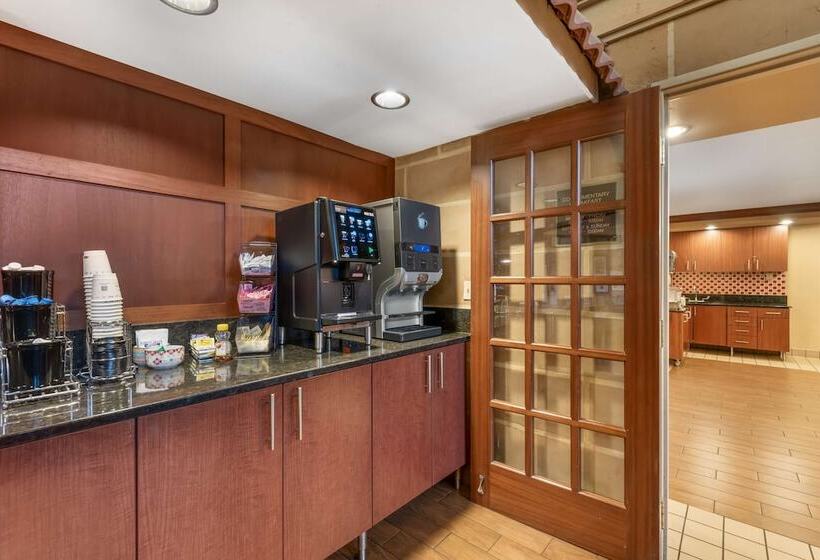 فندق Best Western Plus White Bear Country Inn