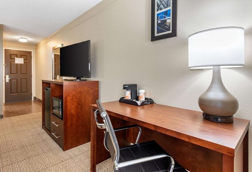 هتل Comfort Inn & Suites