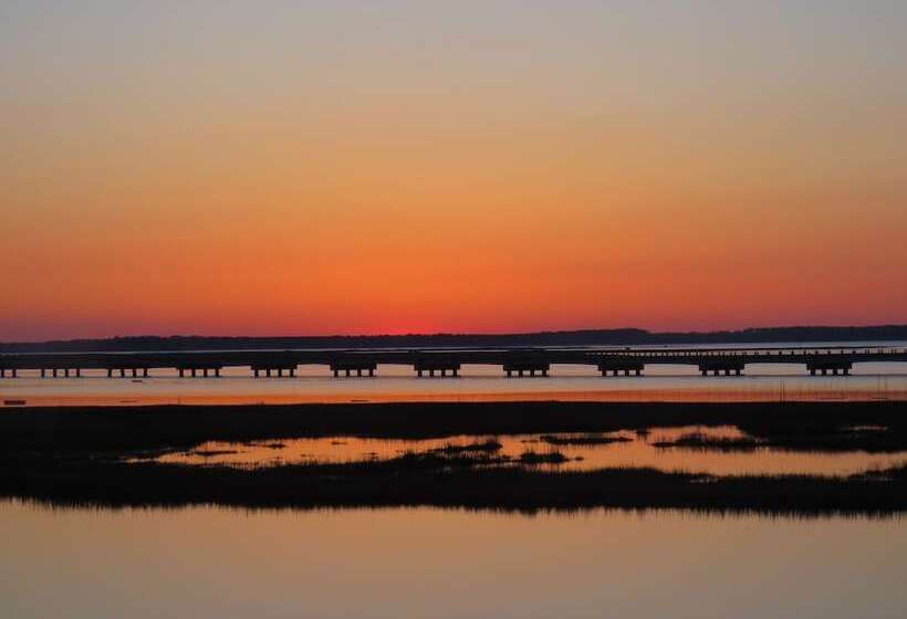 فندق Comfort Suites Chincoteague Island Bayfront Resort