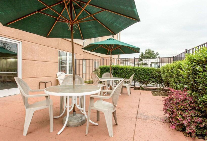 Отель Comfort Suites Fresno River Park