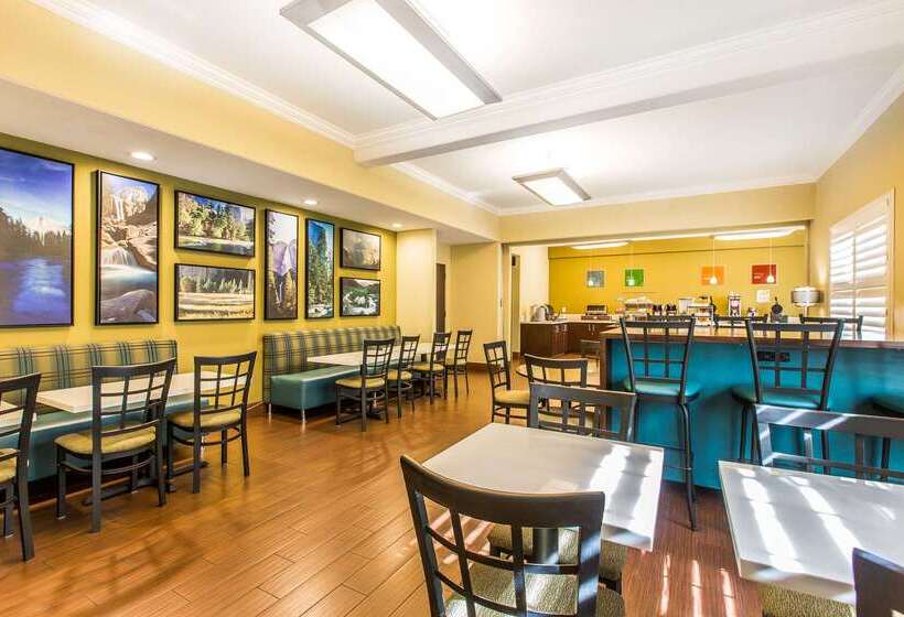 Отель Comfort Suites Fresno River Park