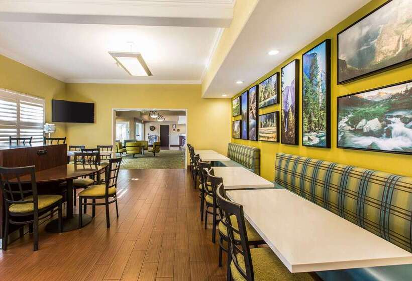 Отель Comfort Suites Fresno River Park