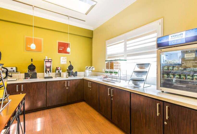 Отель Comfort Suites Fresno River Park