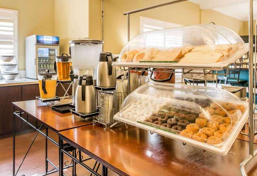 Отель Comfort Suites Fresno River Park