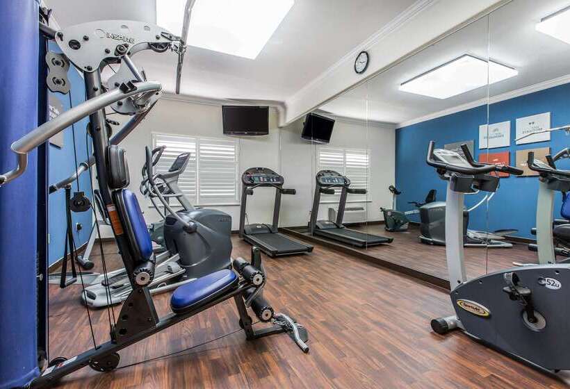 Отель Comfort Suites Fresno River Park