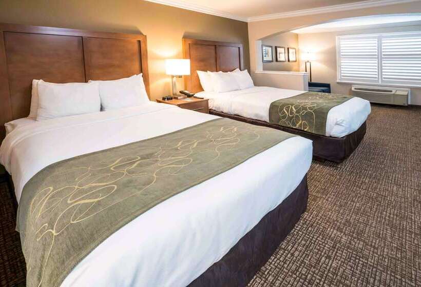 Отель Comfort Suites Fresno River Park