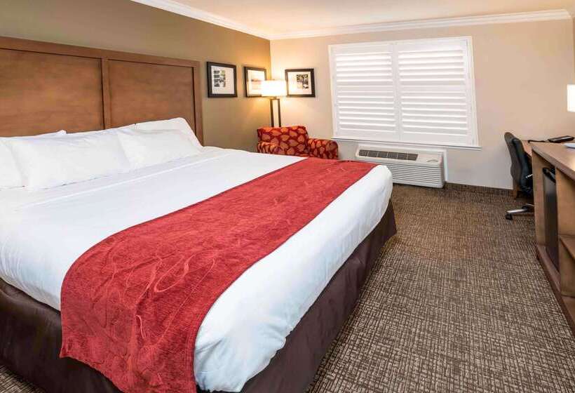 Отель Comfort Suites Fresno River Park