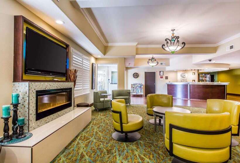 Отель Comfort Suites Fresno River Park