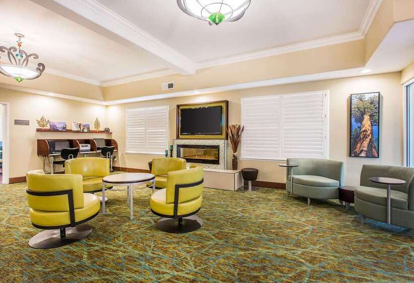 Отель Comfort Suites Fresno River Park