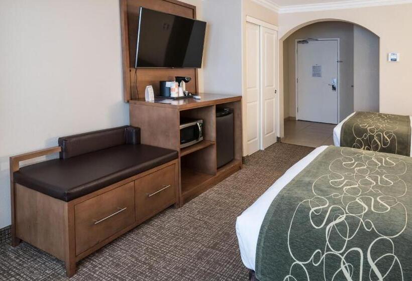 Отель Comfort Suites Fresno River Park