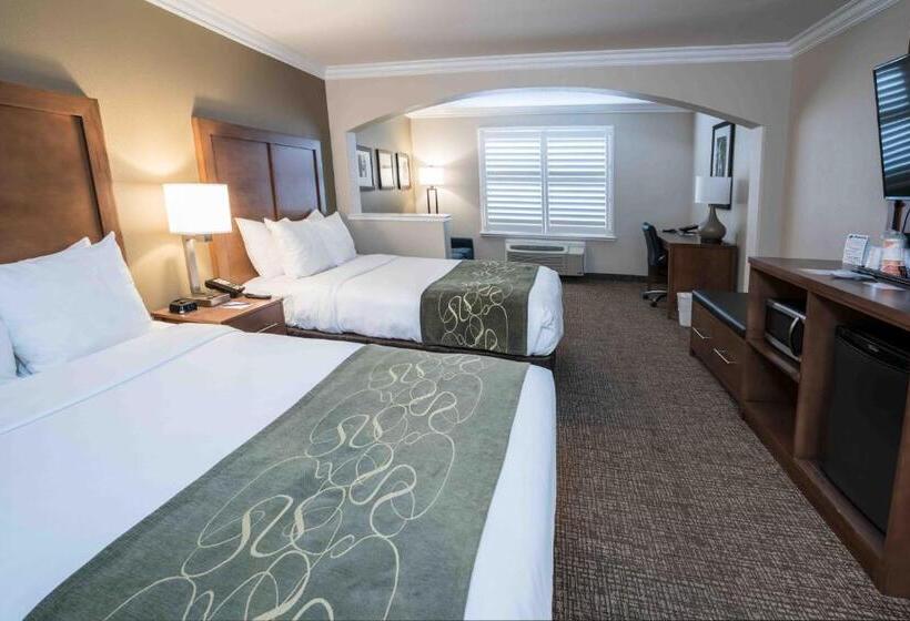 Отель Comfort Suites Fresno River Park