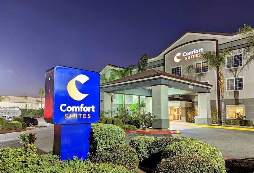 Отель Comfort Suites Fresno River Park