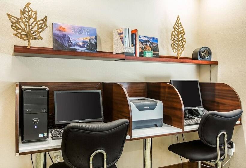 Отель Comfort Suites Fresno River Park