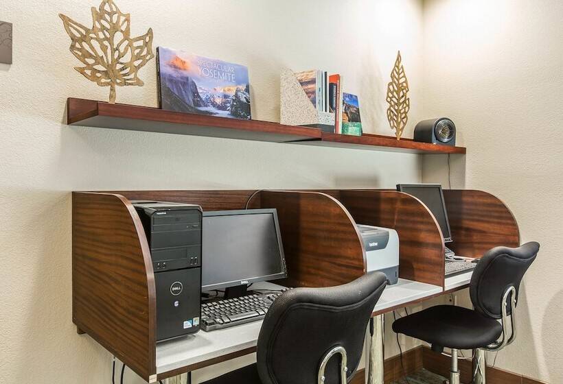 Отель Comfort Suites Fresno River Park