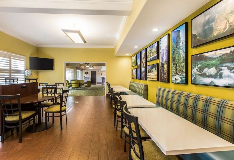 Отель Comfort Suites Fresno River Park