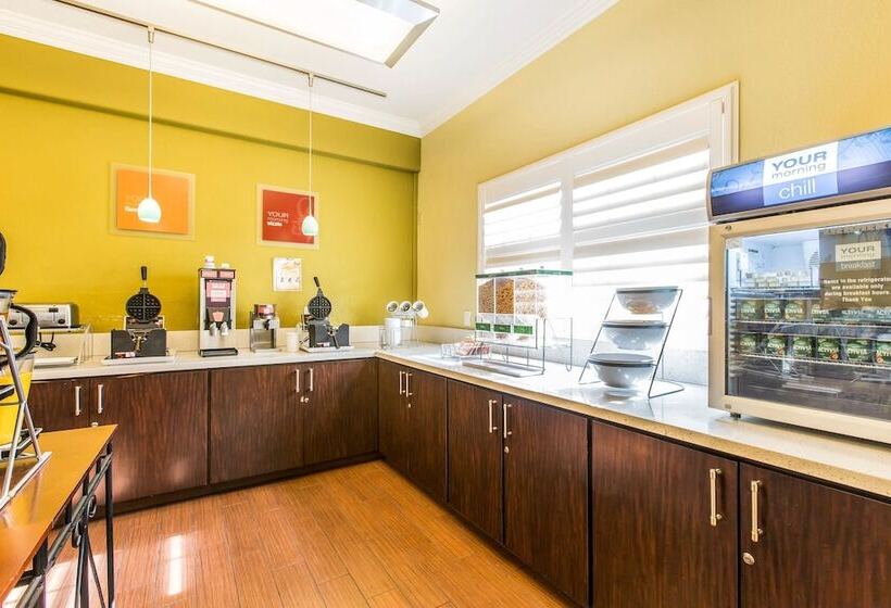 Отель Comfort Suites Fresno River Park