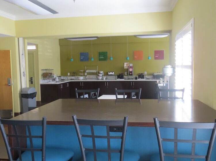 Отель Comfort Suites Fresno River Park