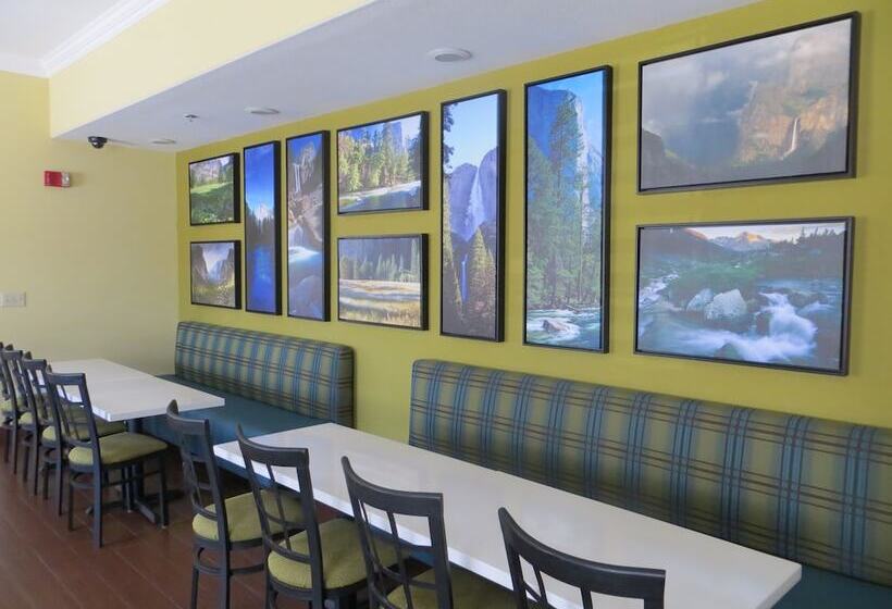 Отель Comfort Suites Fresno River Park