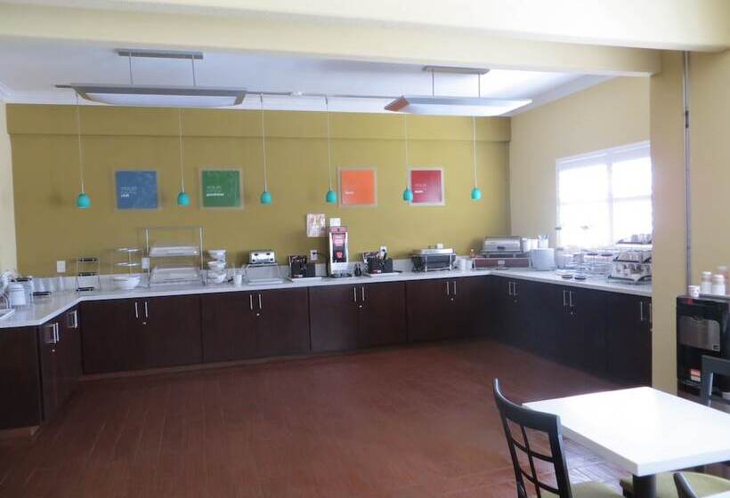 Отель Comfort Suites Fresno River Park