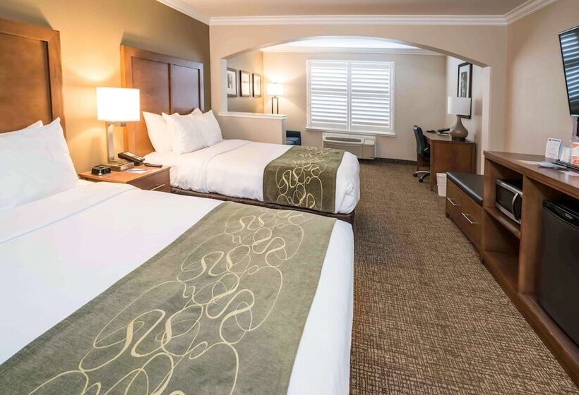 Отель Comfort Suites Fresno River Park