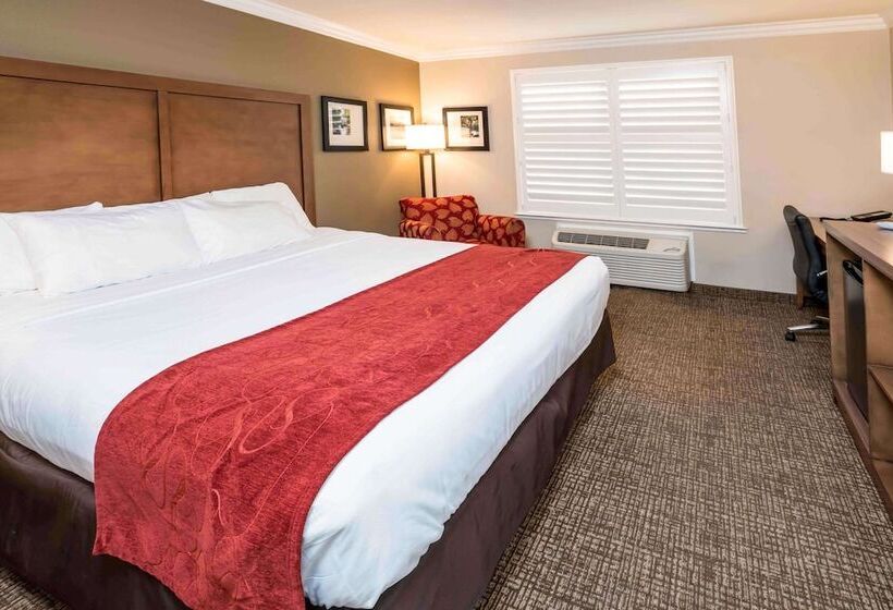 Отель Comfort Suites Fresno River Park