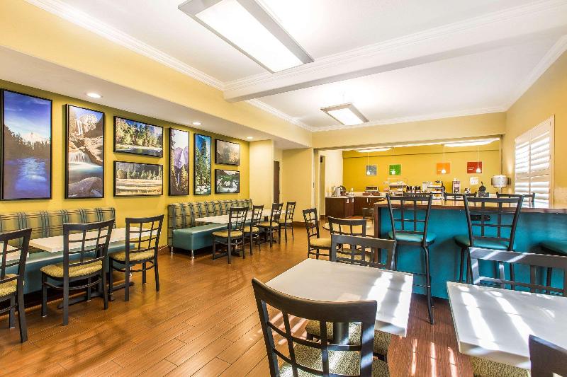 Отель Comfort Suites Fresno River Park