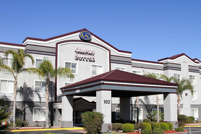 Отель Comfort Suites Fresno River Park