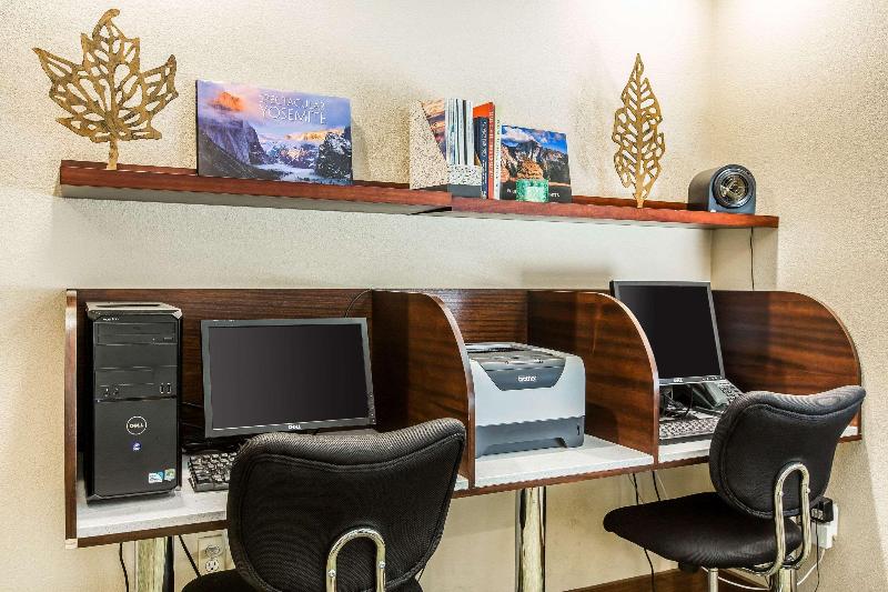 Отель Comfort Suites Fresno River Park