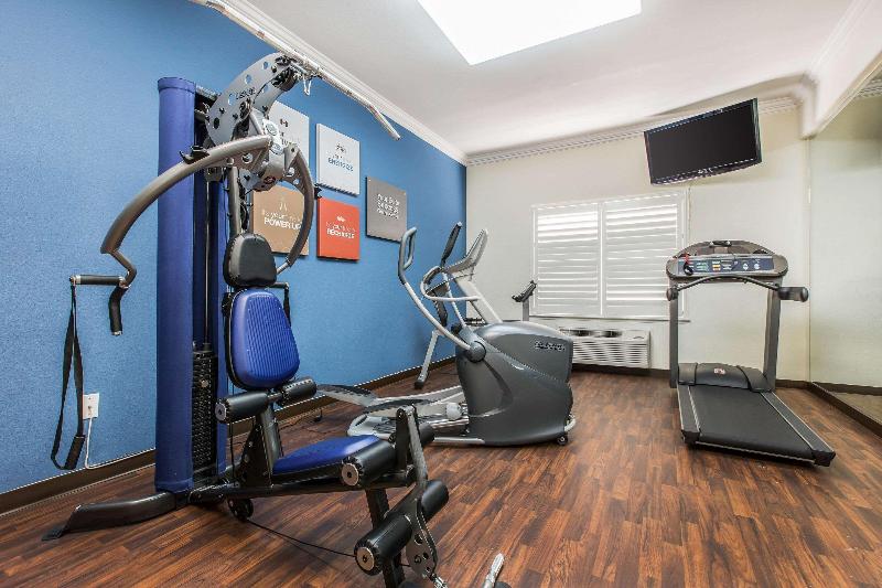 Отель Comfort Suites Fresno River Park