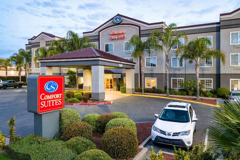 Отель Comfort Suites Fresno River Park