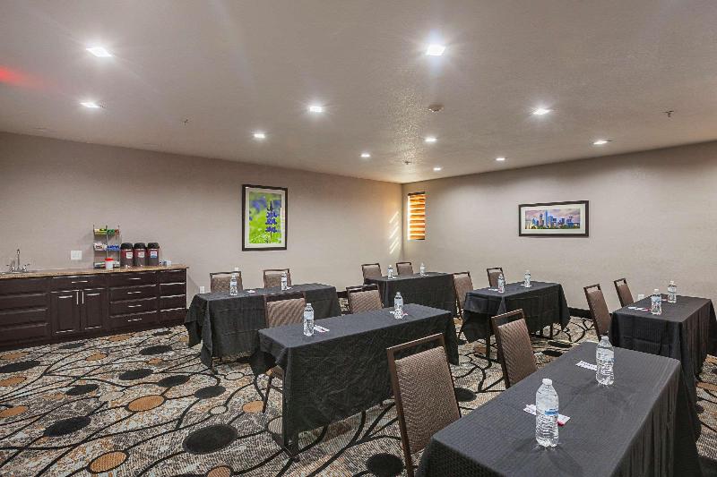 Отель Comfort Suites Lewisville