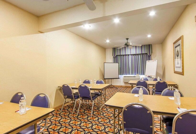 Отель Comfort Suites