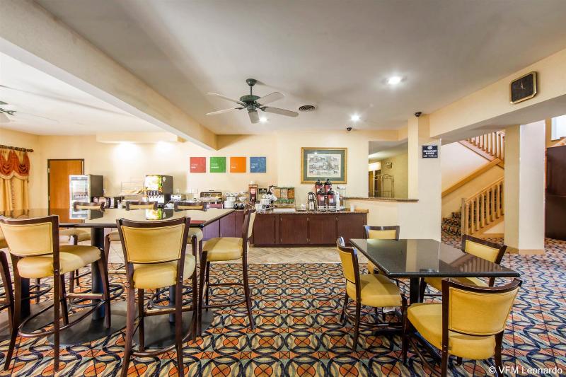 فندق Comfort Suites