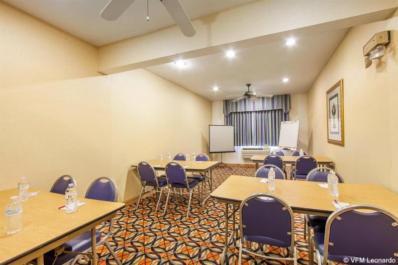 فندق Comfort Suites