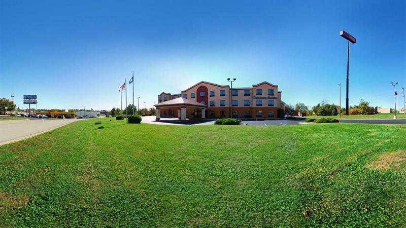 Отель Comfort Suites