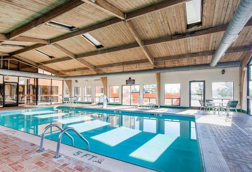 Отель Comfort Suites