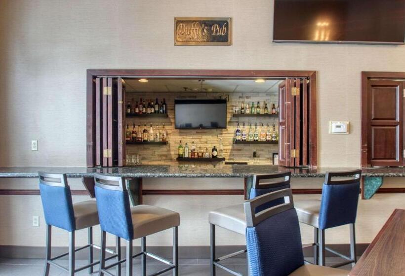 Отель Comfort Suites Madison West