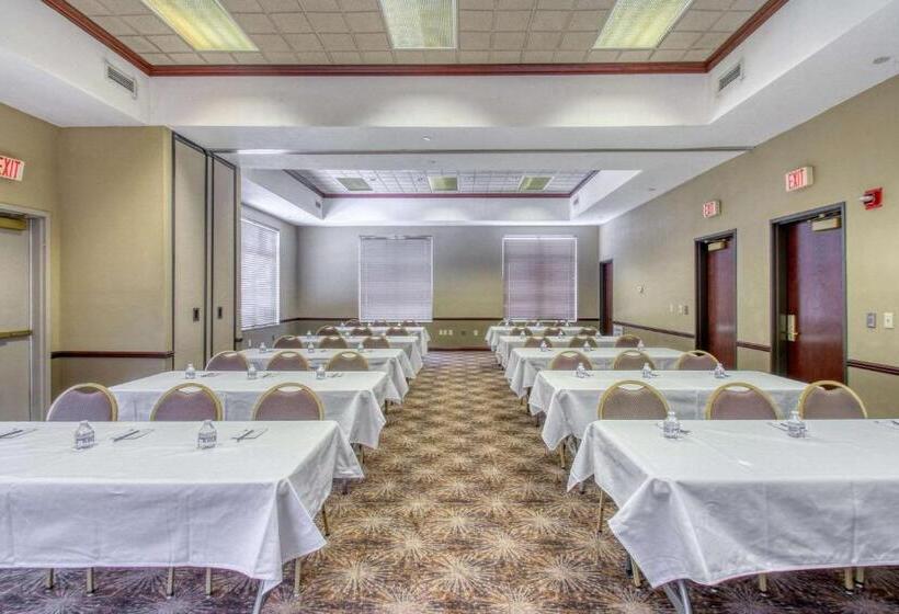 Отель Comfort Suites Madison West