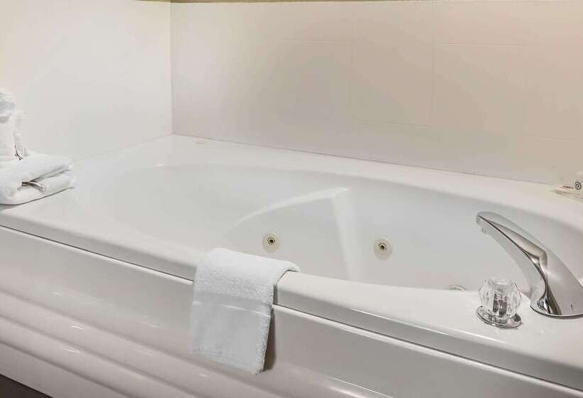 Отель Comfort Suites Near Casinos