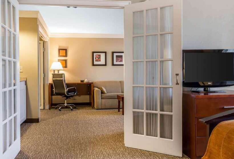 Отель Comfort Suites Near Casinos