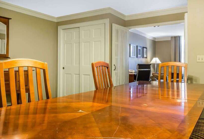 Отель Comfort Suites Near Casinos