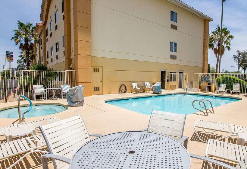 Отель Comfort Suites Peoria Sports Complex