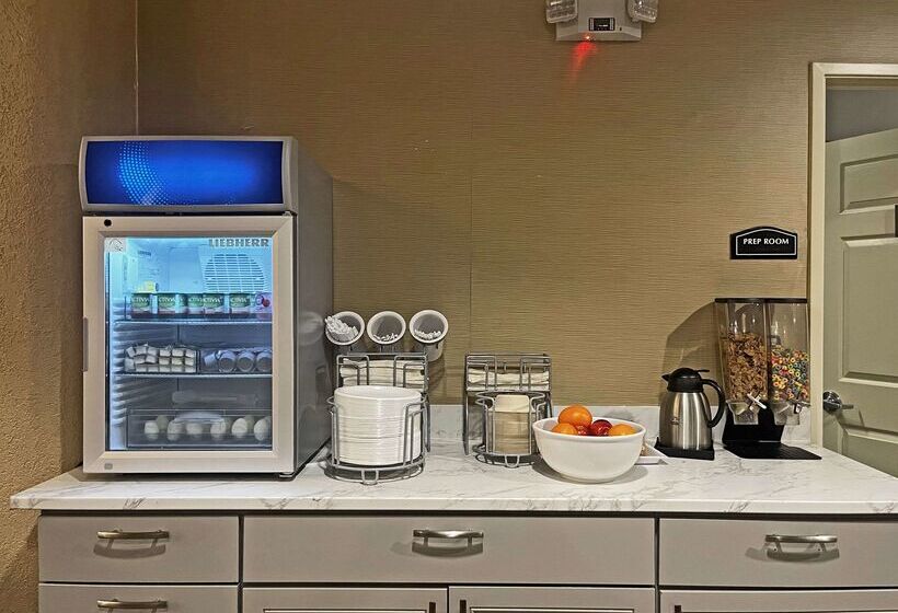 Отель Comfort Suites Peoria Sports Complex