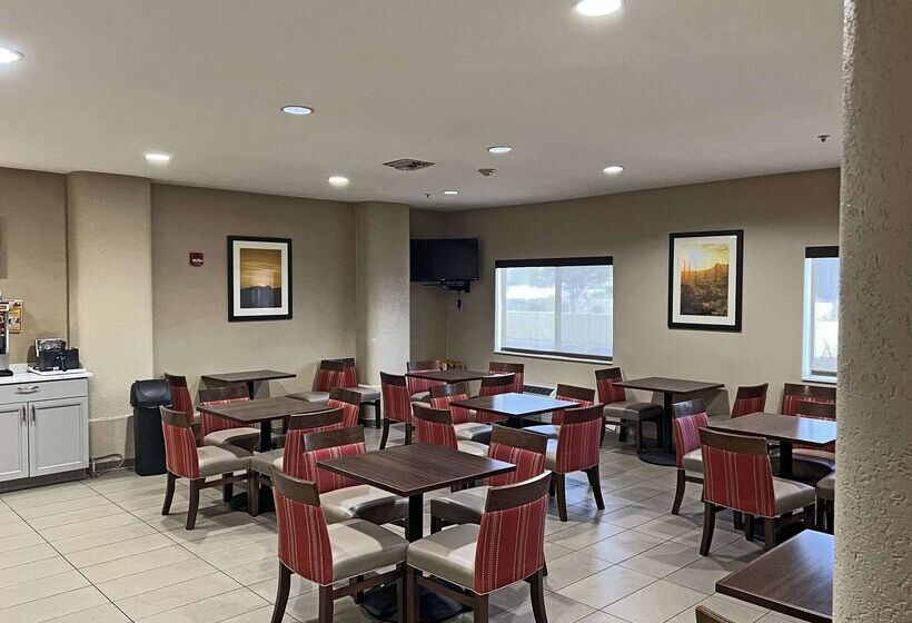 Отель Comfort Suites Peoria Sports Complex