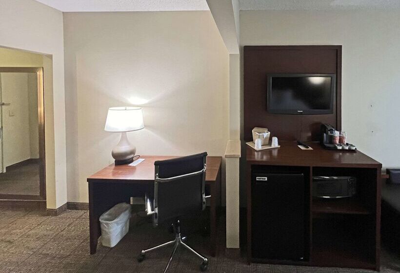 Отель Comfort Suites Peoria Sports Complex