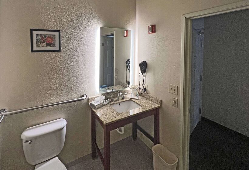 Отель Comfort Suites Peoria Sports Complex