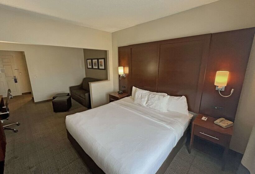 Отель Comfort Suites Peoria Sports Complex